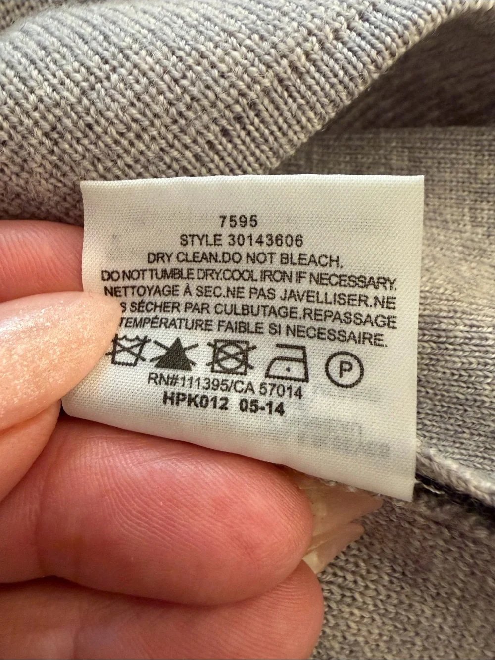 #924 Tory Burch Scoop-neck Sweater in Gray. 90% of sweater 100% Merino Wool